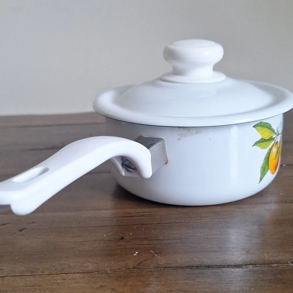 🎁White Enamel Saucepan with Fruit Design FREE with $40 Purchase